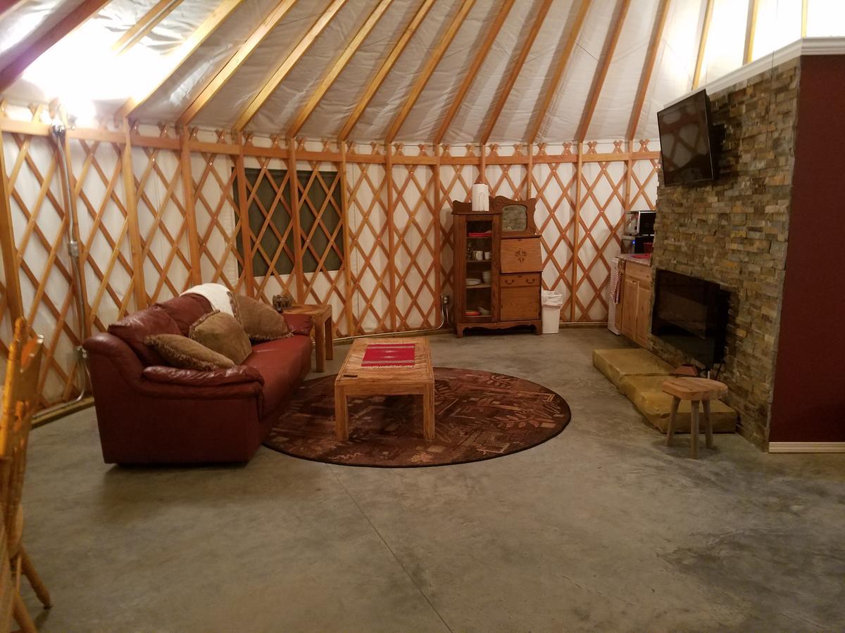 Yale Manor B&B & Yurt Glamping 外观 照片