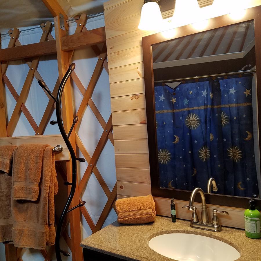 Yale Manor B&B & Yurt Glamping 外观 照片